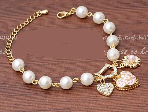 2017 New Sweet And Lovely Imitation Pearl Beads Fashion Crystal Bracelet Heart Flowers Letter D Hang Bracelets And Anklets Femal - Be@utyF@shion
